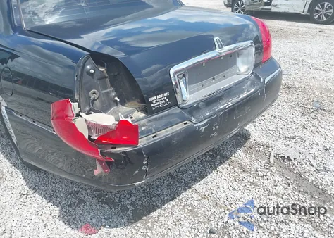 2008 Lincoln Town Car Signature Limited z USA, uszkodzony, nr VIN 2LNHM82W68X659796